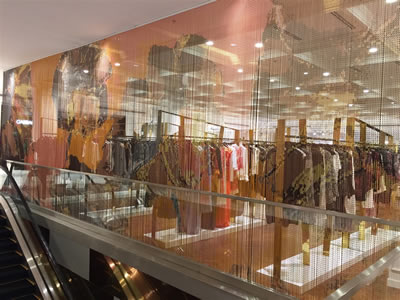 Chain link curtain with patterns are installed in the shopping mall.