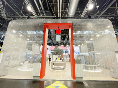 Chain link curtain used for booth decoration at the exhibition