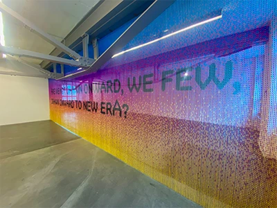 English sentences are printed on the colorful chain link curtain